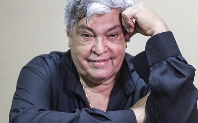 Cantor Sidney Magal tem sangramento no cérebro por hipertensão. Especialista explica o caso