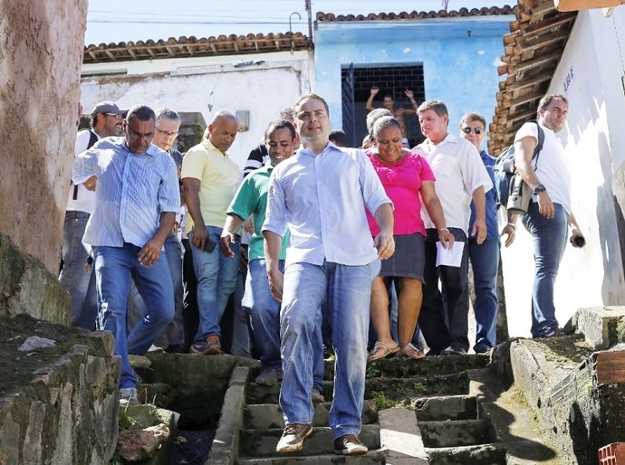 Estado inicia construção de escadarias e pontilhões em mais duas grotas da capital
