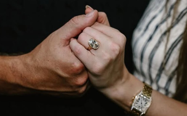 Com estética minimalista, anéis de noivado com cravação bezel viram tendência e conquistam até Taylor Swift