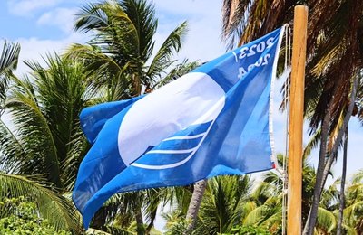 Bons ventos: Bandeira Azul já tremula na Praia do Patacho, em Porto de Pedras
