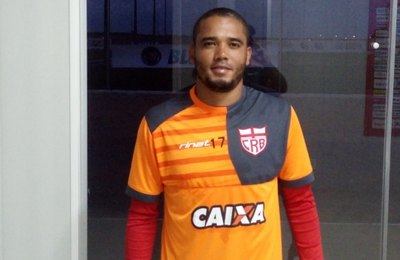 Adriano chega ao CRB e revela "estou impressionado com essa estrutura"