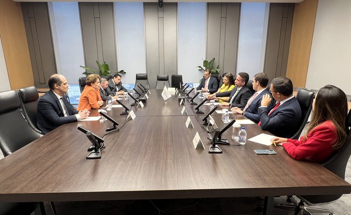 Paulo Dantas em reunião com Dilma e demais dirigentes do Banco Brics; abaixo edital sobre a roda gigante