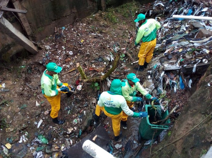 Devido às fortes chuvas, Prefeitura intensifica limpeza de canais