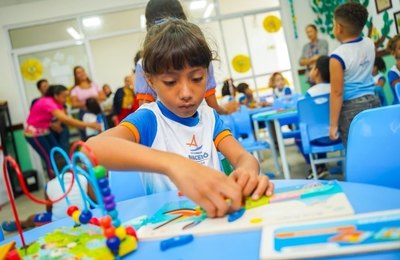 Estudantes da rede pública de Maceió retornaram às aulas nesta terça (7)