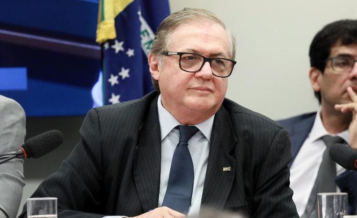 O colombiano, naturalizado brasileiro, vinha sofrendo críticas pela maneira como vinha conduzindo a pasta