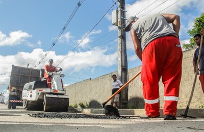 Prefeitura de Penedo realiza operação tapa-buracos em conjuntos de moradia popular e vias com maior trânsito de veículos