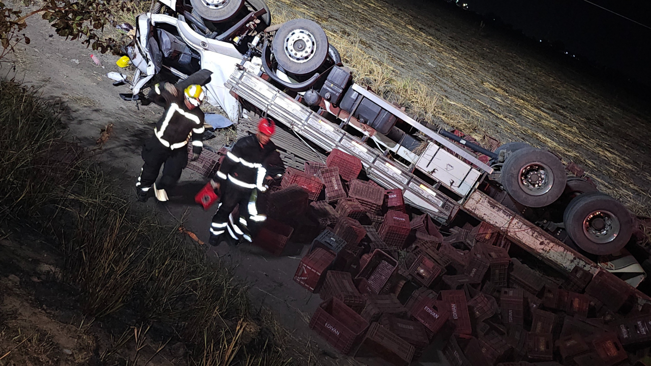 Corpo de Bombeiros atua em ocorrência com capotamento de caminhão em São Sebastião