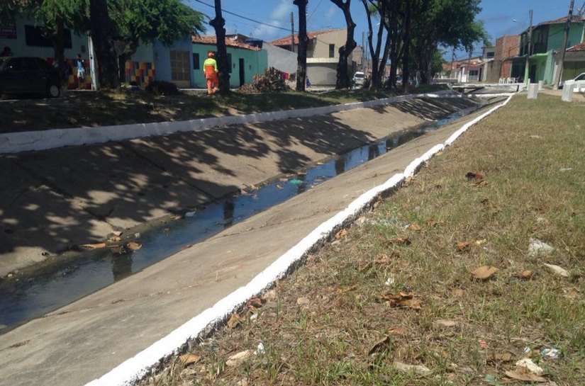 Slum realiza limpeza em canais do Vergel e Mangabeiras