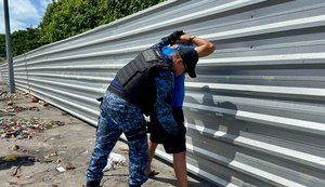 Com o suspeito foram encontradas pedras de crack, maricas e armas brancas. / Foto: Ascom Semsc