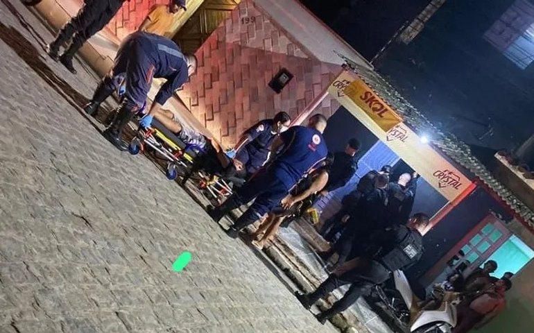 Atentado a tiros deixa um morto e outro ferido em um bar, no Bairro Brasília, em Arapiraca