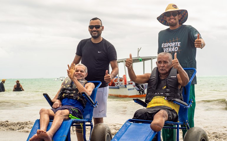 Usuários da Cidade da Pessoa Idosa participam dia de lazer na praia