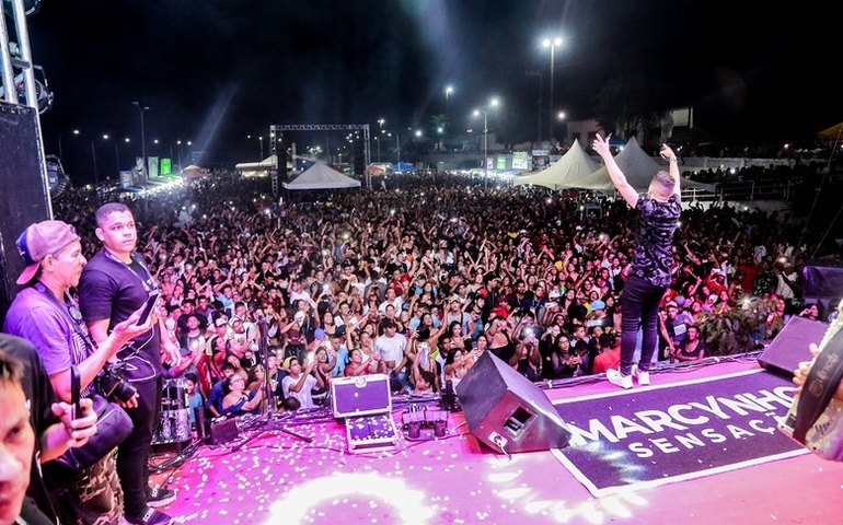 Milhares de pessoas festejam aniversário de Penedo