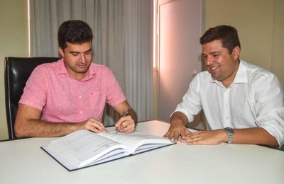 Rui Palmeira transmite cargo para vice-prefeito Marcelo Palmeira
