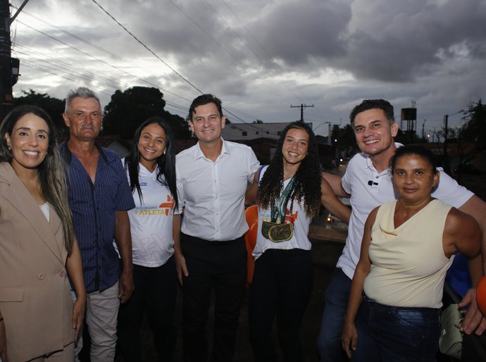 Prefeito Marcelo Beltrão homenageia Maísa Silva, campeã nacional de atletismo, e anuncia construção de Vila Olímpica