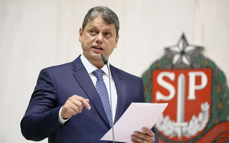 Tarcísio agora faz piada nas redes para melhorar engajamento e descolar de Bolsonaro
