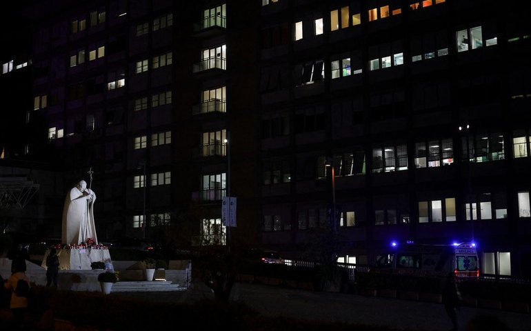 Papa envia primeira mensagem de voz aos fiéis depois da internação