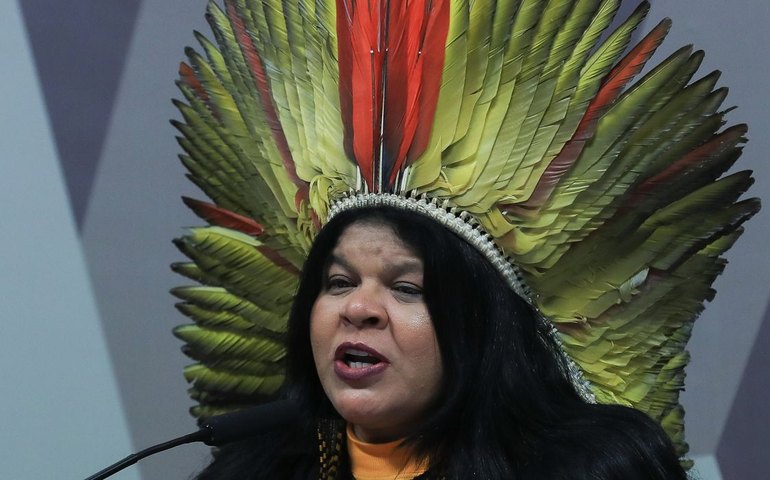 Sônia Guajajara apresenta melhoras, mas continua internada em SP