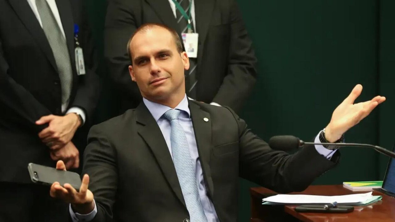 Eduardo Bolsonaro envia ofício a presidente da Câmara solicitando exercer mandato dos EUA