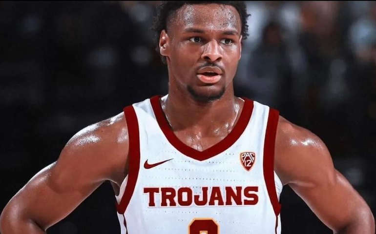 Médicos fazem exames para saber por que coração de filho de LeBron James parou durante treino de basquete