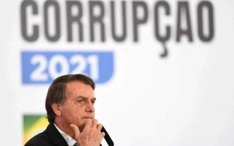 Em busca de eleitorado feminino, Bolsonaro lança programas voltados às mulheres
