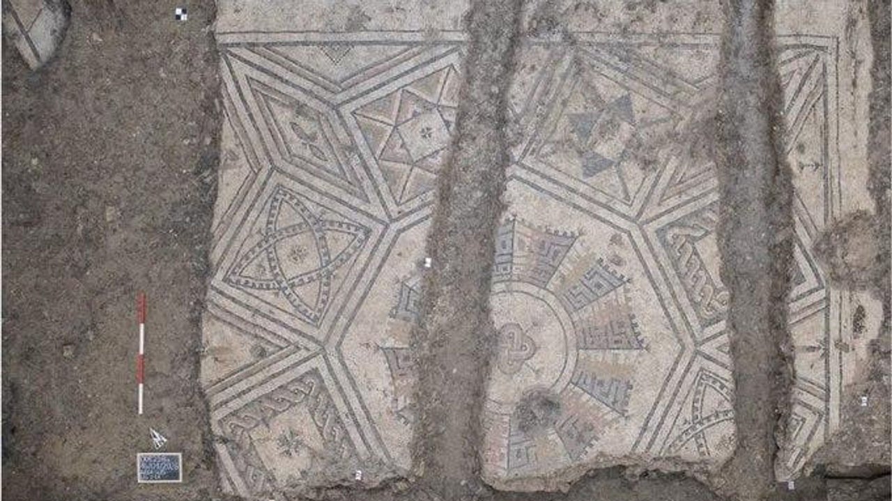 Desenterram uma igreja cristã antiga com pisos de mosaico sob mercado de peixe na Itália