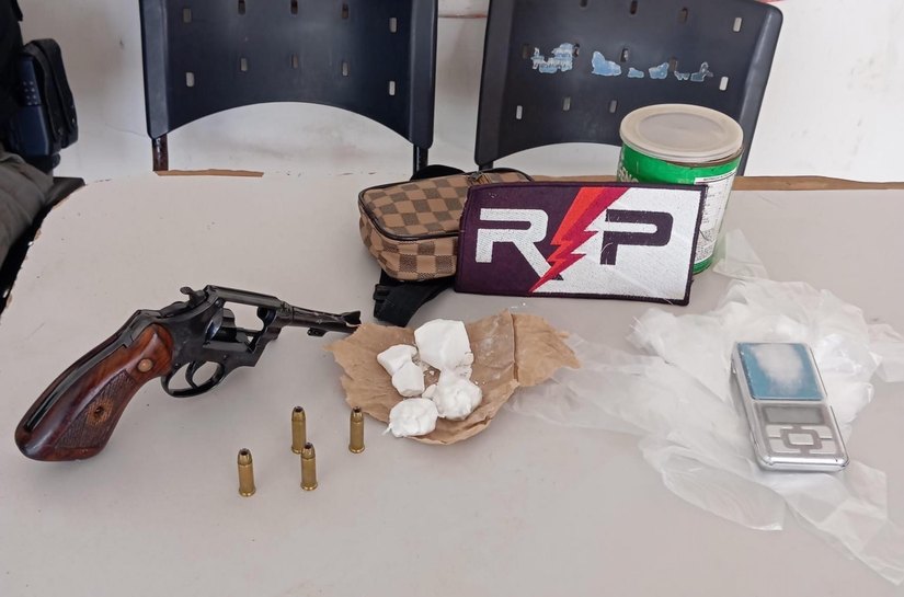 Arma e drogas são apreendidas pela Polícia Militar em Arapiraca