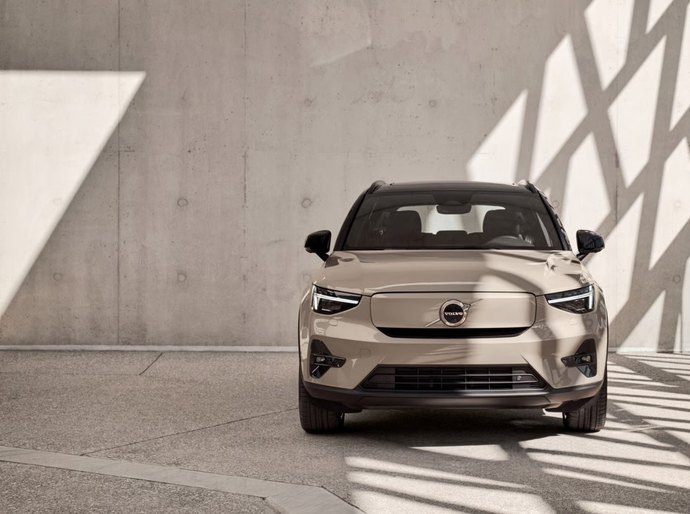 Volvo EX40 elétrico reúne desempenho, tecnologia e conforto na linha premium