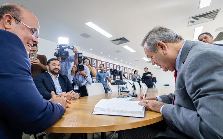 Ronaldo Lessa assume interinamente o governo