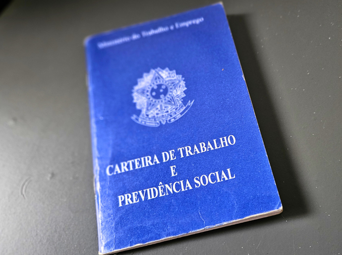 Oportunidades de emprego e estágio em diversas áreas, além de 10 mil vagas gratuitas para cursos de formação profissional