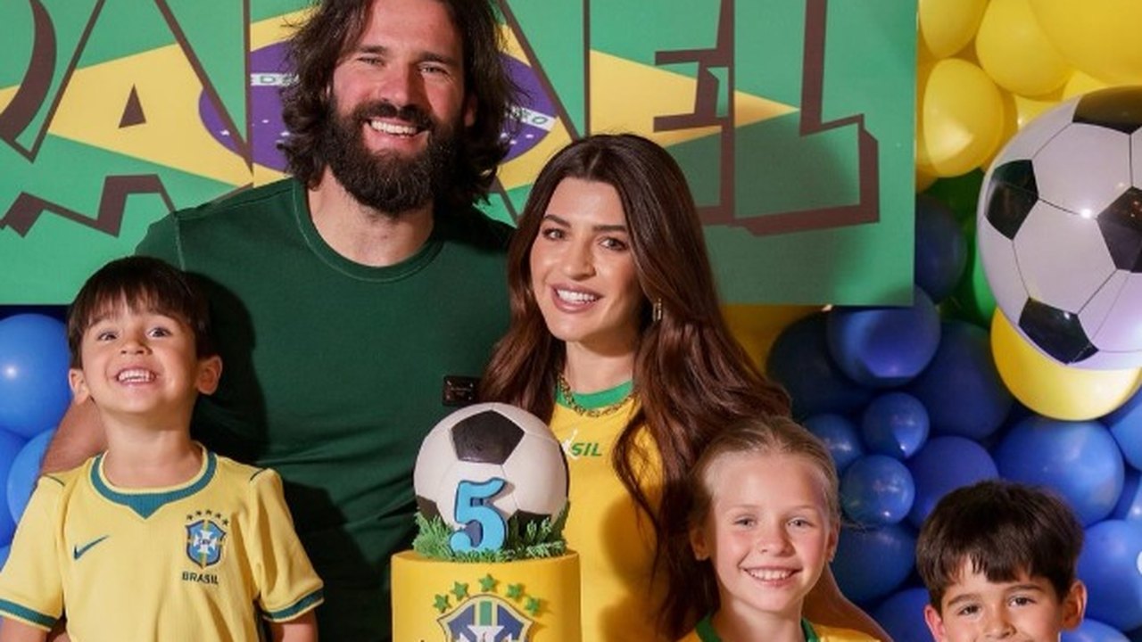 Mulher de Alisson exibe decoração temática na casa antes de convocação para a Copa do Mundo