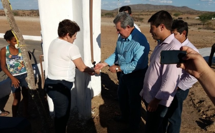 Convivência com a seca: agricultores são contemplados com 30 cisternas no Sertão