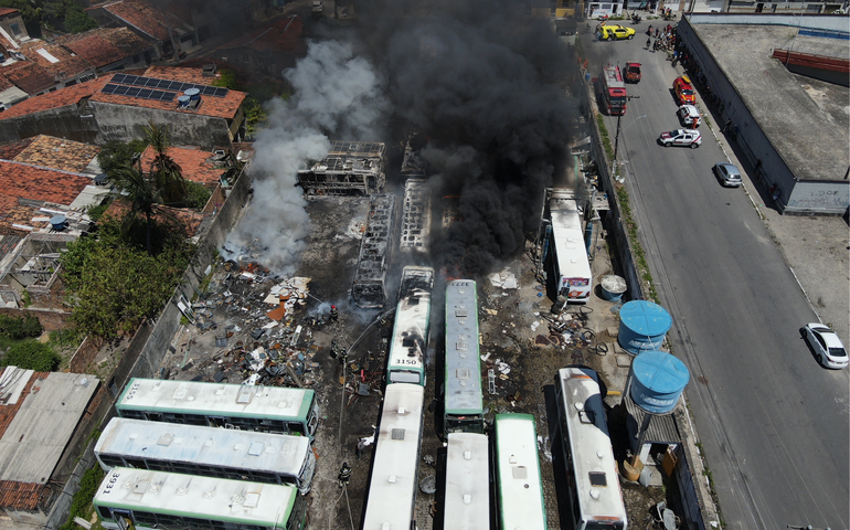 Corpo de Bombeiros combate incêndio de grandes proporções em garagem de ônibus no Trapiche da Barra