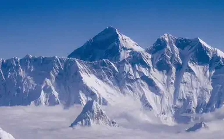 Em tentativa de 'deixar o Everest respirar', Nepal limita permissões de escalada