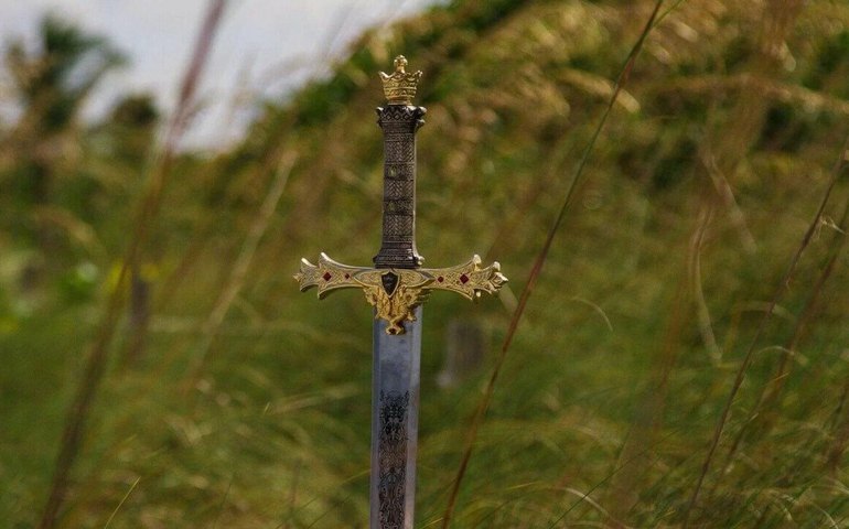 Durante passeio, polonês encontra espada medieval