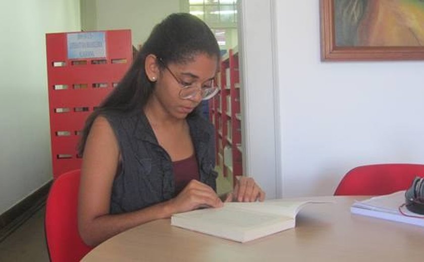 Bibliotecas de Novo Lino e Japaratinga recebem livros e ar condicionado