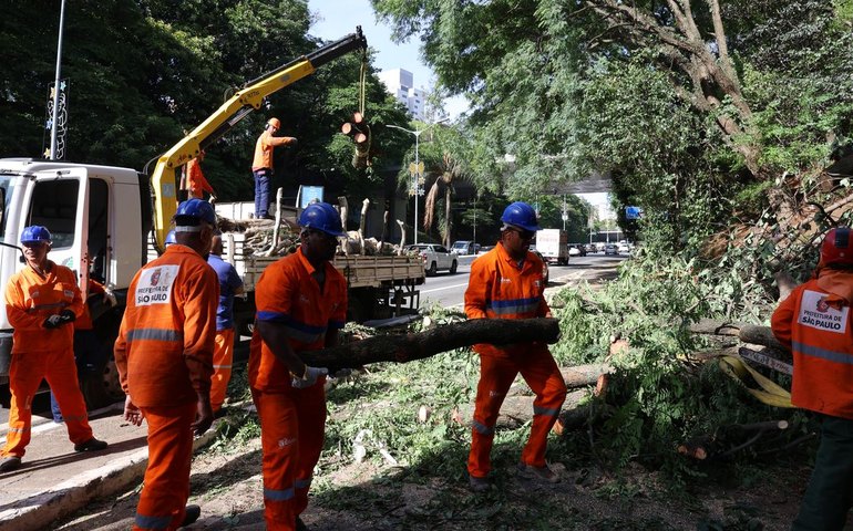 Há dois dias sem luz, moradores de São Paulo se adaptam e protestam