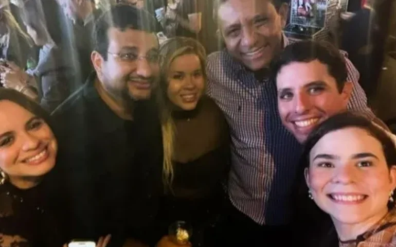 No lá e lô, prefeito se divide entre Dantas e JHC como ‘um pé em cada canoa’