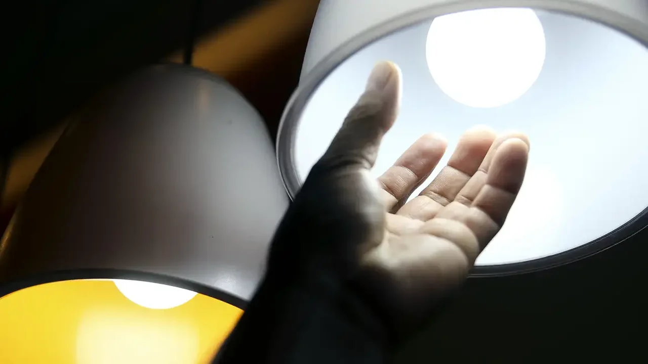 Bandeira tarifária das contas de luz segue amarela em julho