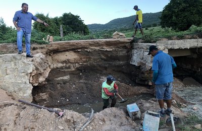 Após fortes chuvas, Prefeitura de Santana do Ipanema realiza manutenção na malha vicinal e passagens molhadas	