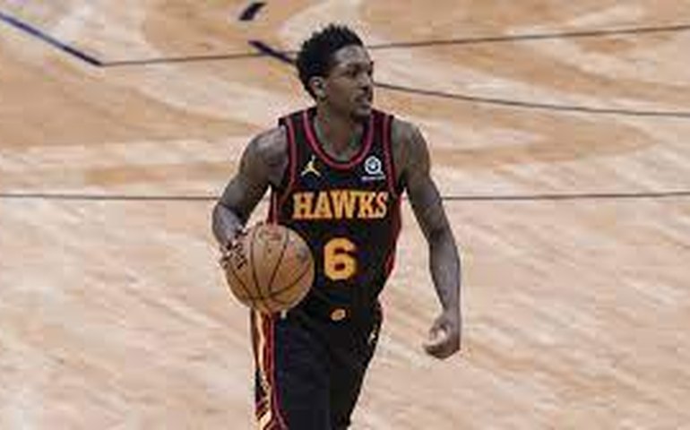 Hawks vencem Warriors após duelo entre Young e Thompson; Embiid e Harden brilham