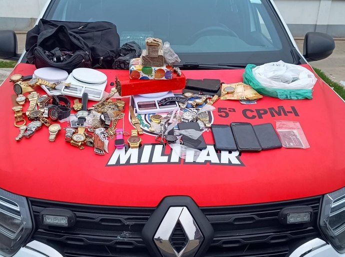 PM-AL apreende drogas, dezenas de relógios e prende suspeitos em Maceió e no interior