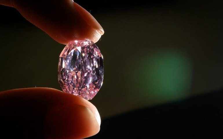 Raro diamante rosa é vendido por US$ 26,6 milhões em Genebra