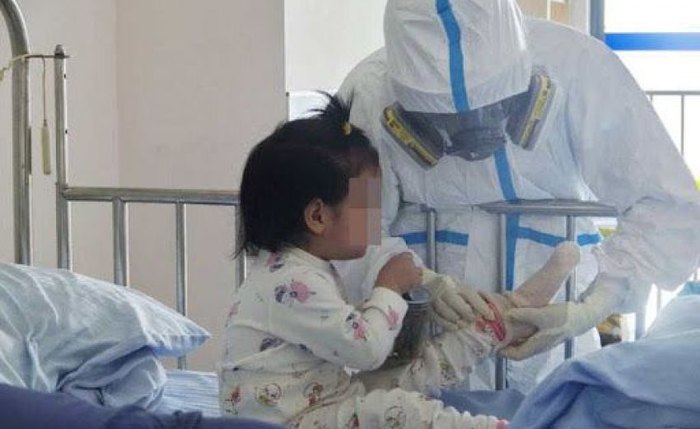 Criança internada com covid-19 recebendo tratamento