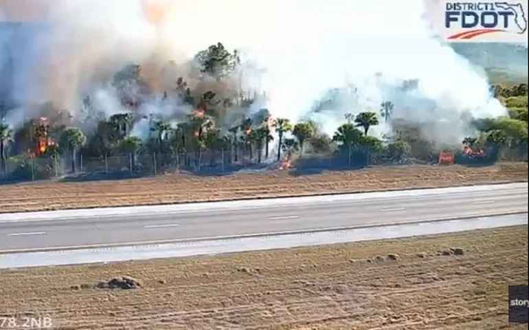 Motoristas passam a poucos metros das chamas enquanto pântano na Flórida queima.