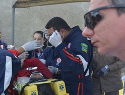 Bombeiros trabalhando no socorro das vítimas