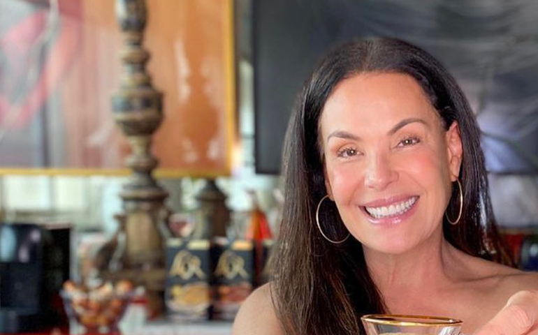 Aos 55 anos, Carolina Ferraz descarta retorno às novelas e diz ter data para aposentadoria