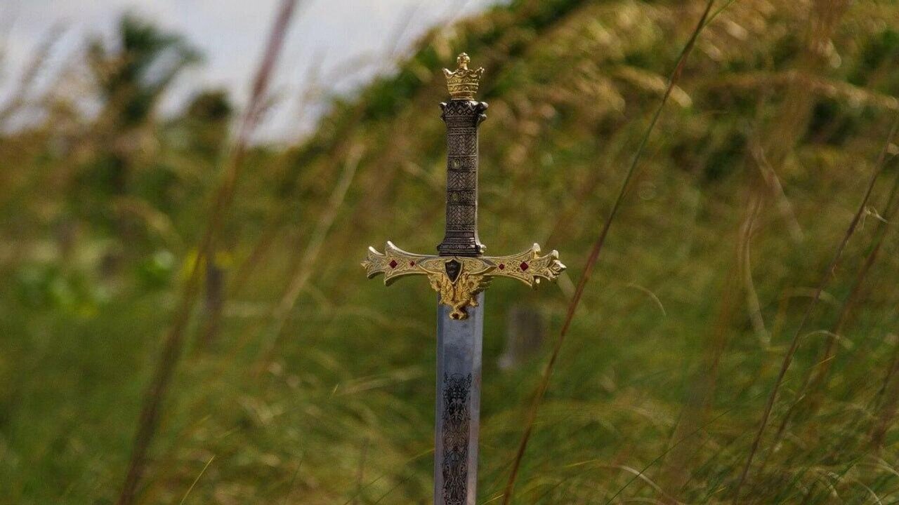 Durante passeio, polonês encontra espada medieval