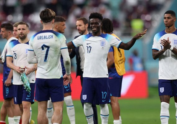 Inglaterra goleia Irã em jogo marcado por protestos