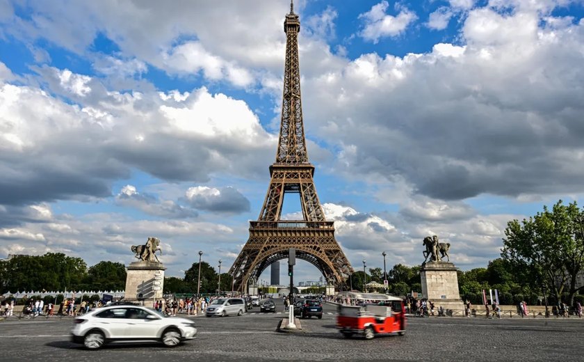 Homem é preso em Paris após saltar de paraquedas da Torre Eiffel