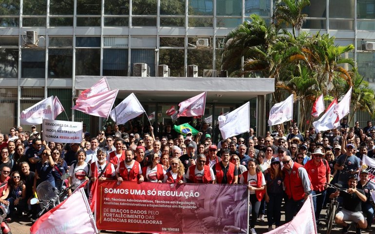 Servidores de agências reguladoras aceitam reajuste de 27%